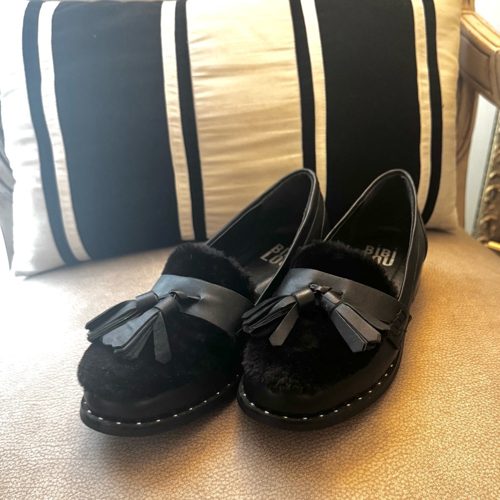 BiBi Lou Faux Fur Tasseled Loafers sz 37